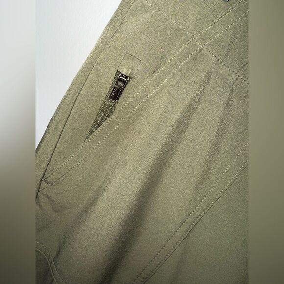 Athleta Tribeca Utility crop Pants in Laurel Olive Green Women’s size 2 EUC - Picture 4 of 10